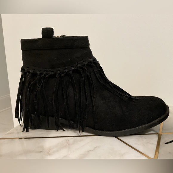 🔴SUEDE FRINGE ANKLE BOOTS🔴 - Picture 5 of 10